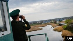 Приднестровский пограничник наблюдает за дорогой на КПП «Первомайск-Кучурганы»