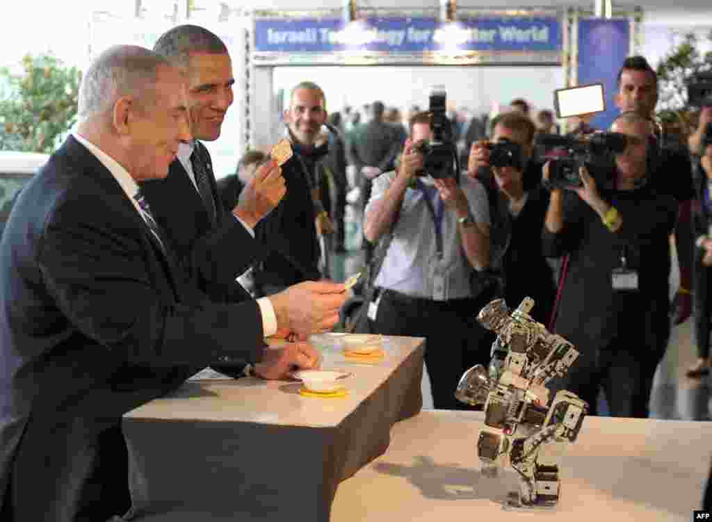 Premijera Netanjahua i predsjednika Obamu poslužio je mali robot prilikom posjete tehnološkom muzeju, 21. mart 2013. Foto: AFP / Mandel Ngan