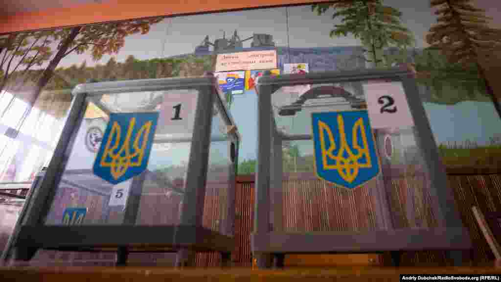 Урни для волевиявлення вже доставлені до Новотошківського. У складі виборчої комісії 12 осіб – усі місцеві жителі