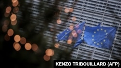 Flamuj të BE-së të vendosur pranë ndërtesës së Komisionit Evropian në Bruksel. Fotografi nga arkivi.
