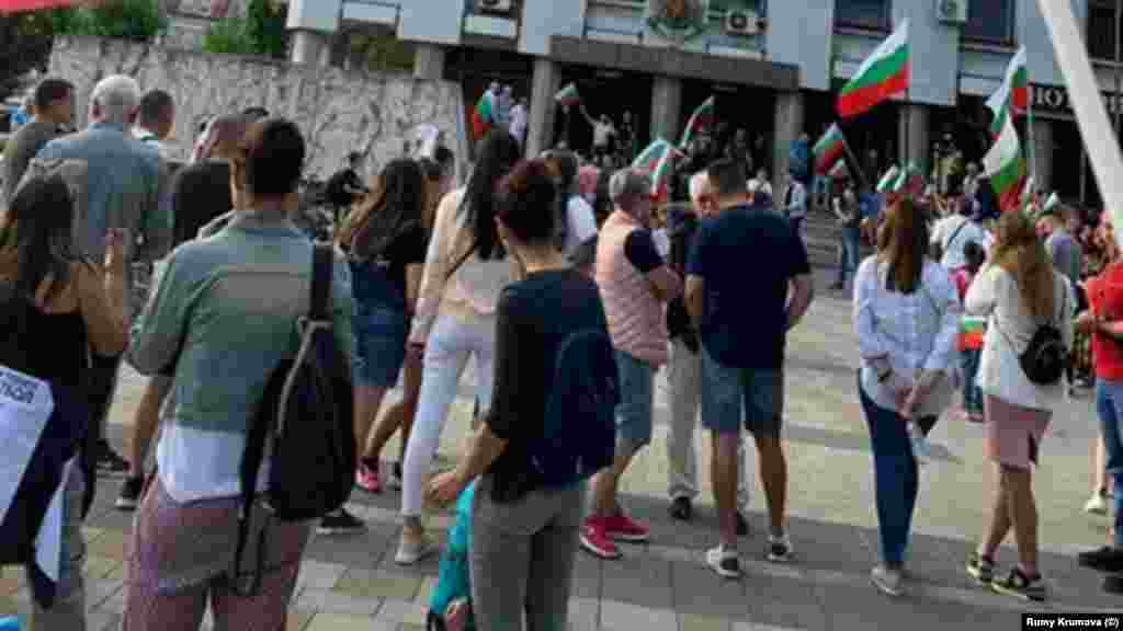 Протестиращи пред сградата на областната администрация в Плевен на 14 юли. Сред лозунгите им са "Мафията - вън" и "Протестирам, за да не емигрирам".