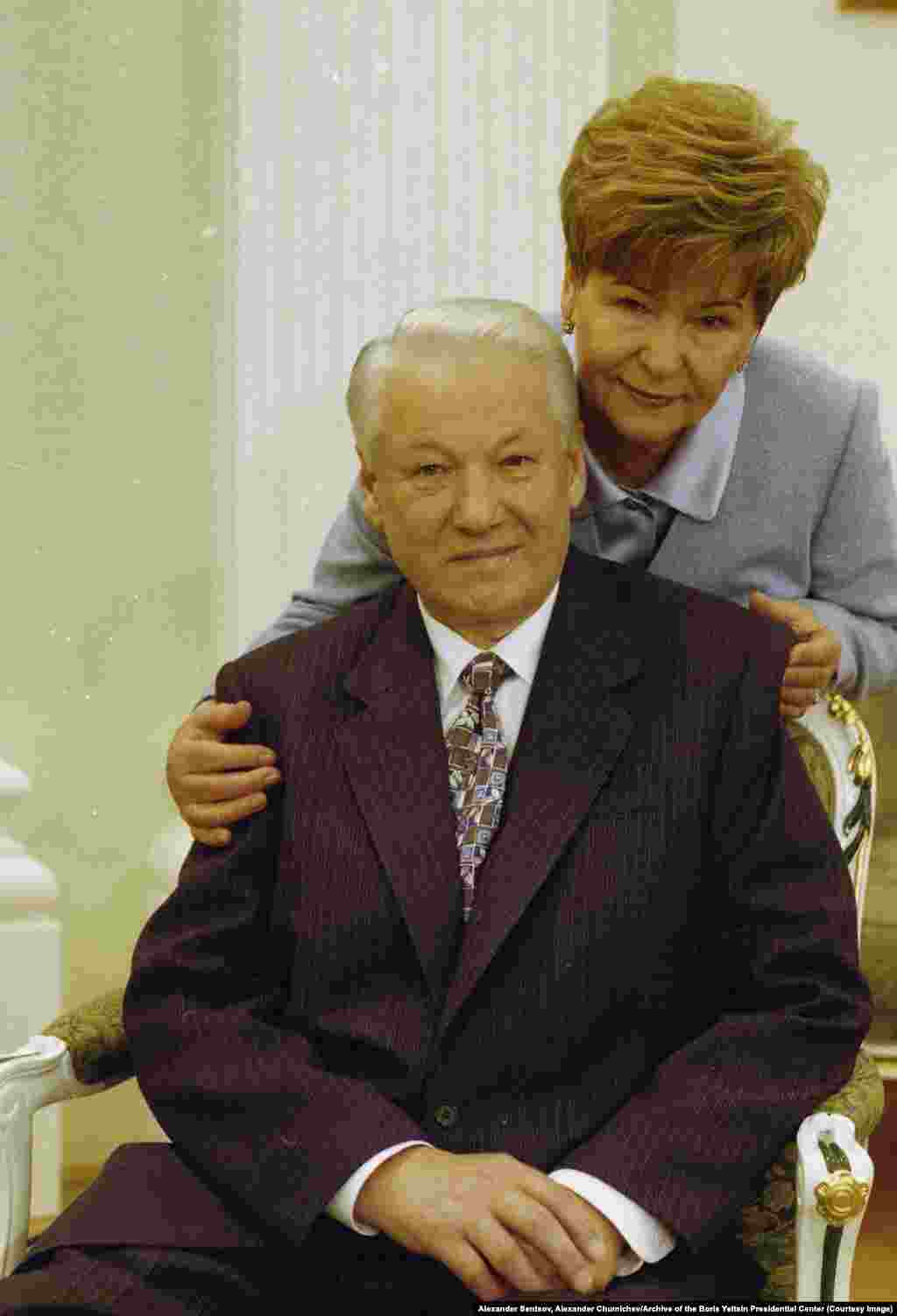 Елцин со неговата сопруга Наина Елцина во Кремљ во 1997 година. 