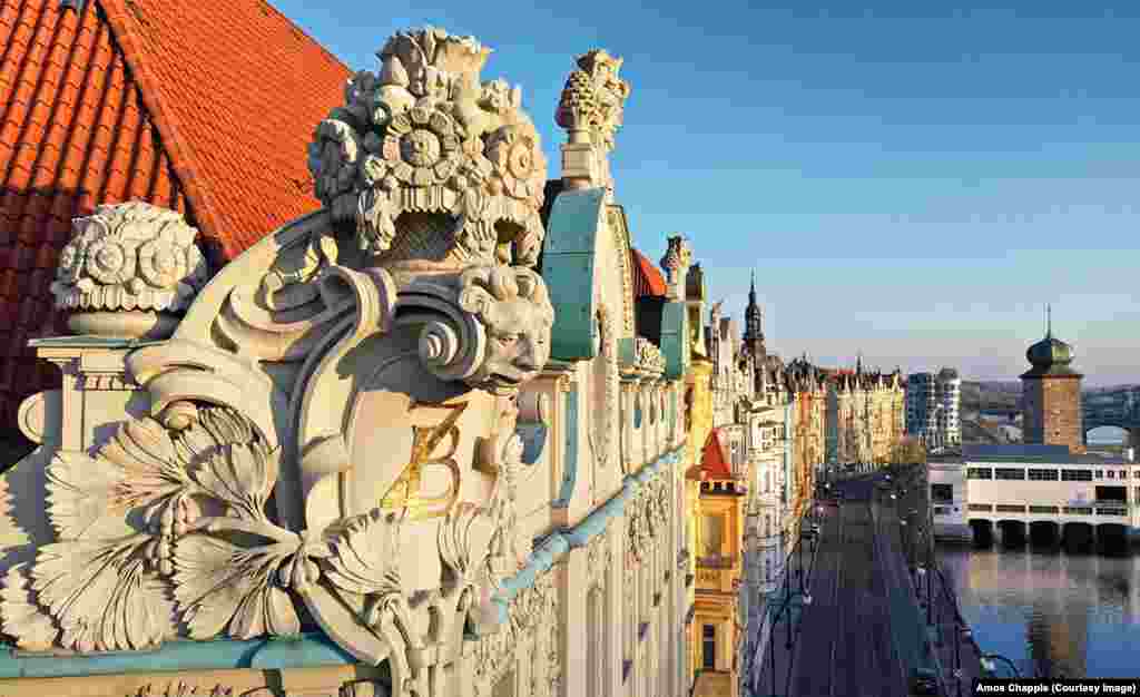 O față grotescă pe clădirea Institutului Goethe din Praga.