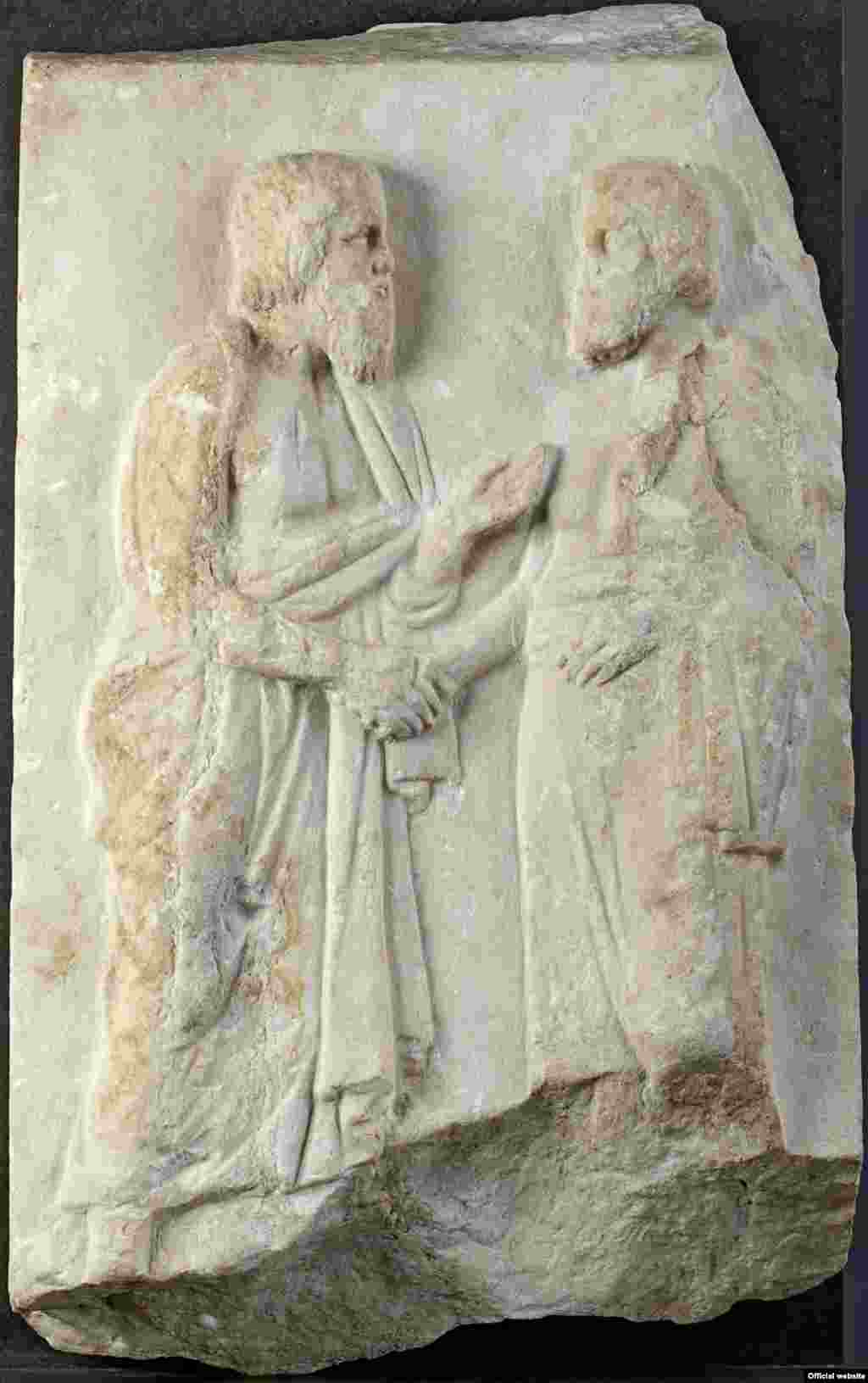 Relief funerar cu doi bătrâni, Grecia, cca. 340 î.e.n. ( Liebieghaus Skulpturensammlung, Frankfurt am Main, Photo: Liebieghaus Skulpturensammlung – ARTOTHEK).