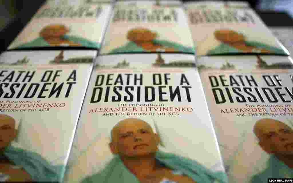 Alex Goldfarb és Marina Litvinyenko könyvének londoni bemutatója 2007. június 19-én.&nbsp; A sajtótájékoztatón&nbsp;Litvinyenko özvegye megromlott egészségi állapota mellett arról is beszélt, hogy folyamatban van a nyomozás a férje megmérgezésének ügyében