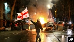 Forțele de securitate au folosit forța pentru a dispersa protestele. Ministerul de Interne a anunțat că au fost arestate 77 de persoane.