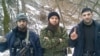 Doku Umarov (u sredini) pozira sa dvojicom neidentifikovanih boraca, bez datuma