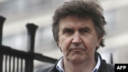Ejup Ganić po izlasku iz policijske stanice u Londonu, 12. mart 2010. 