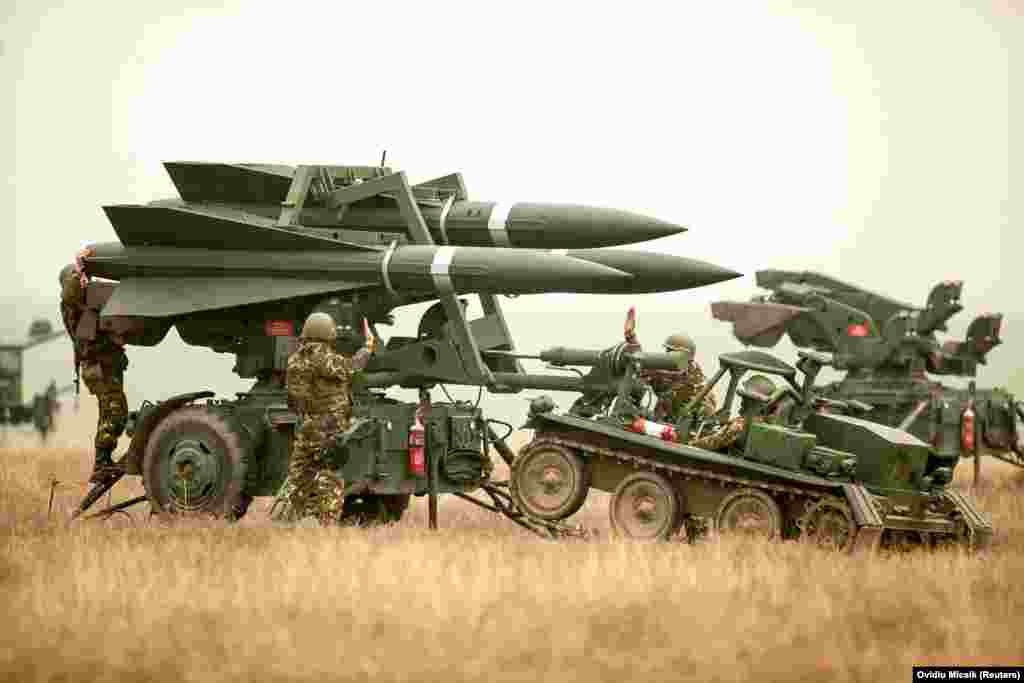 HAWK uçarlara garşy raketa ulgamy ABŞ-nyň Döwlet departamentiniň 30-njy dekabrda çap eden beýanatynda, bu täze ýarag toplumy anyklaşdyrylman, diňe &quot;howa goranyş ýaraglaryna&quot; degişli diýilýär. Ýöne AP gullugy Kiýewiň HAWK ulgamlary bilen üpjün edilendigini aýdýar. HAWK ulgamy ABŞ-nyň ýaragly güýçlerine ilkinji gezek 1959-njy ýylda berlipdi. Maglumatda aýdylyşyna görä, bu köne raketalar Eýran tarapyndan öndürilýän, çaltlygy onçakly ýokary bolmadyk, &lsquo;Şahed&rsquo; dronlaryny ýok etmekde netijeli saýylýar.