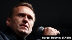 Обшуки проходять у волонтерів, нинішніх і колишніх співробітників штабів Навального в Уфі, Самарі, Саратові, Єкатеринбурзі, Челябінську, Краснодарі й інших містах