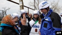 Мешканці Широкина спілкуються з заступником голови СММ ОБСЄ Александром Гуґом, 14 квітня, 2015, Широкине Донецької області 