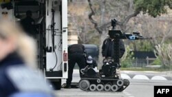 Echipe de geniști în fața consulatului rus din Marsilia, după ce trei dispozitive explozive au fost aruncate în curtea reprezentanței diplomatice. 24 februarie 2025.