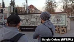 Cinci ani de la frauda bancară. „Bancnotă omagială” împărțită în fața băncii centrale