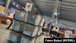 Kutitë e votimit në qendrën e numërimit të Komisionit Qendror Zgjedhor në Prishtinë. Foto nga arkivi. 