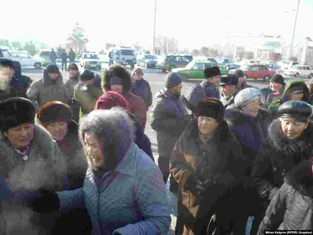 Электр энергиясынын жаңы тарифине ылайык, айына 700 кВт саатка чейин электр кубатын пайдалангандар 70 тыйындан, андан ашыргандарга 2 сом 5 тыйындан төлөө каралган.