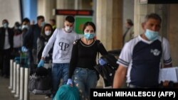 Muncitori sezonieri români în drum spre Marea Britanie, aeroportul Otopeni, 30 aprilie 2020