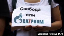 „Libertate sau Gazprom”, lozincă la un protest în fața președinției bulgare, 10 august 2022
