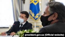 Kiev: președintele Volodimir Zelenski în cursul întrevederii cu secretarul de stat american Antony Blinken, 6 mai 2021