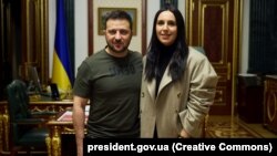 Ukrayina prezidenti Volodımır Zelenskıy ve yırcı Jamala. Kıyiv, 2022 senesi noyabrniñ 29-ı