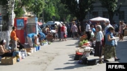 Ţărani vînzîndu-şi produsele la piaţă