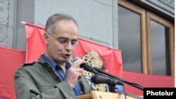 Armenia -- Armenian National Congress coordinator Levon Zurabian speaks at an opposition rally in Yerevan, 30 September, 2011.