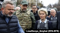 Ursula von der Leyen (j2) és Josep Borrell (j) Bucsában 2022. április 8-án