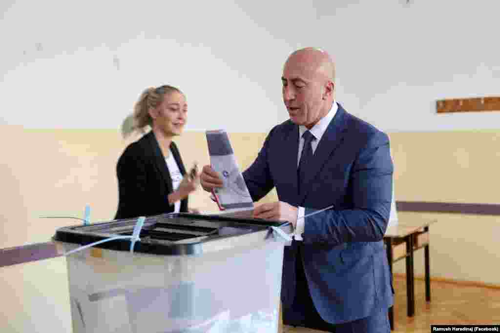  Ramush Haradinaj, kandidat për kryeministër nga koalicioni AAK-NISMA-Konservatorët, duke votuar në qendrën e votimit në Shkollën e Mesme &quot;Ali Sokoli&quot; në Prishtinë.