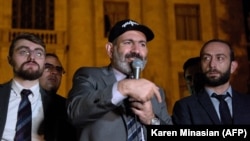 Nikol Pashinian adresîndu-se suporterilor săi la Erevan, 2 octombrie 2018.