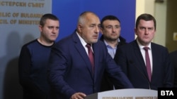 Бойко Борисов, кметът на Перник Станислав Владимиров и министрите Младен Маринов и Владислав Горанов след извънредното заседание
