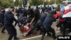 Protestatari din Minsk luați pe sus de polițiști. 1 septembrie 2020
