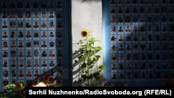Квіти, сльози і скорбота: у Києві вшанували пам'ять загиблих захисників України – фоторепортаж