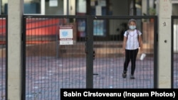 Elevii, mai ales cei din ciclul primar, așteaptă redeschiderea școlilor.