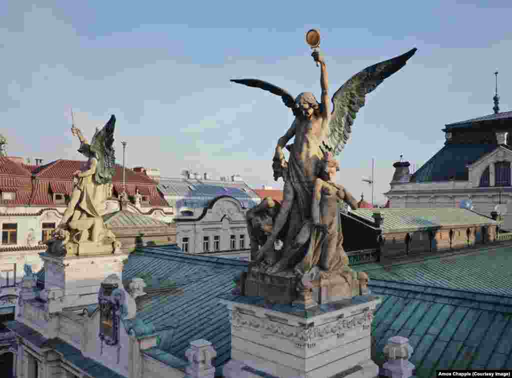 Figurat mbi Teatrin Vinohrady nga Milan Havlicek (1873-1917).