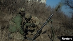 Militarii ucraineni trag cu un mortier pe linia frontului din Bahmut, regiunea Donețk, 27 ianuarie 2023