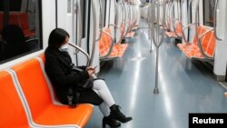 Жена е сама в метрото в Италия три дни след началото на карантината в страната