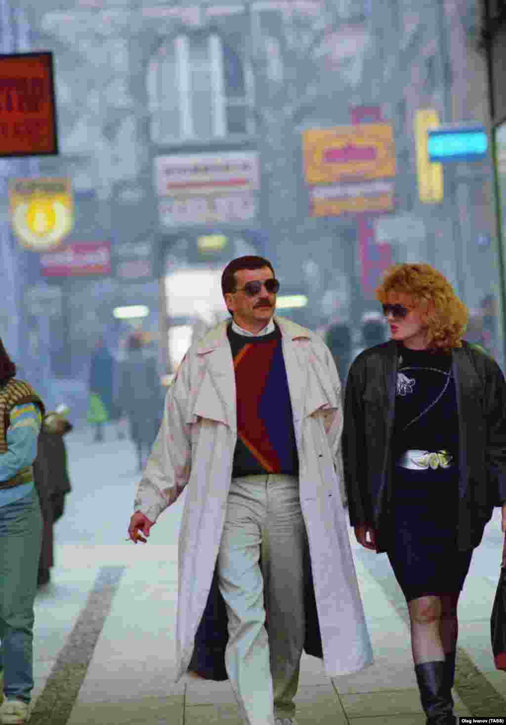 Двојка шета низ центарот на Белград во 1988 година. 