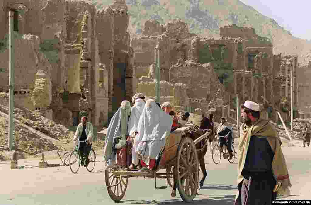 O fotografie cu femei din Kabul după ce talibanii au preluat controlul asupra capitalei. Femeilor le-a fost interzis să lucreze sau să învețe, cu excepția Coranului, pe care trebuiau să îl studieze până la vârsta de 8 ani.