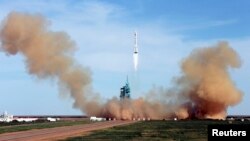 Запуск "Шэньчжоу-10" с экипажем из трех человек к космодрома в провинции Ганьсу. Китай, 11 июня 2013 года.