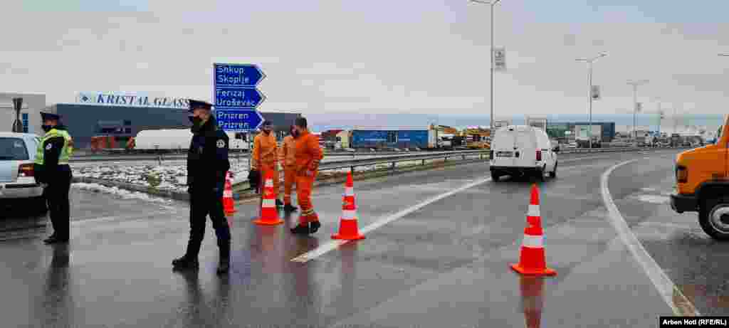 Për shkak të gjendjes së rënduar, Policia e Kosovës ka mbyllur për qarkullim rrugën Prishtinë-Ferizaj. 