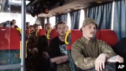 Na snimku koje je 17. maja objavilo rusko Ministarstvo odbrane, ukrajinski vojnici sjede u autobusu dok se evakuiraju iz opkoljene čeličane Azovstal u Mariupolju.