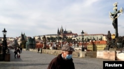 Praga - podul Carol în „carantină”, fără turiști, octombrie 2020