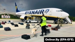 Охорона перевіряє багаж пасажирів після того, як рейс Ryanair, на якому летів Роман Протасевич, був змушений приземлитися в Мінську в травні 2021 року