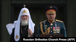 Patriarhul Moscovei și al întregii Rusii, Kirill, și ministrul Apărării al Armatei Rusiei, Serghei Șoigu, după sfințirea Catedralei Învierii lui Hristos, biserica principală a Forțelor Armate ale Rusiei, 14 iunie 2020