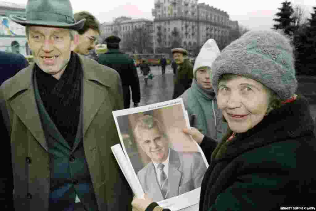 Zgjedhjet e para të drejtpërdrejta presidenciale në historinë e Ukrainës u caktuan të mbaheshin më 1 dhjetor 1991, të njëjtën ditë kur do të mbahej referendumi për pavarësinë. Një mbështetëse e kandidatit për president, Kravchuk, duke mbajtur një pllakat nga fushata e tij, në Kiev, më 30 nëntor.