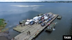 Автомобілі на понтонному поромі, який організували російські окупанти біля пошкодженого ударами ЗСУ Антонівського мосту через річку Дніпро. Окупована частина Херсонщини, 3 серпня 2022 року