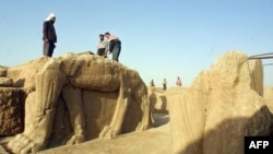 نمایی از آثار باستانی شهر نمرود در سال ۲۰۰۱ که کارگران در حال پاکسازی آن هستند.