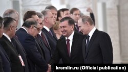 Алишер Усмонов ҳам Россия¸ ҳам Ўзбекистон президентига яқин олигархлардан бири саналади.