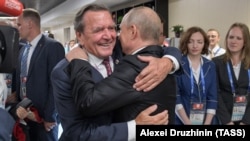 Ексканцлер Німеччини Ґерхард Шредер (л) і його друг, президент Росії Володимир Путін, архівне фото, 2018 рік