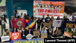 Activiștii organizează un protest tăcut în incinta sediului Conferinței ONU COP29 privind schimbările climatice pentru a cere țărilor bogate să finanțeze țările în curs de dezvoltare. 