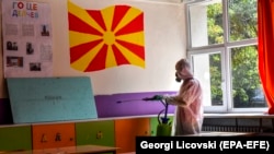 Një punëtor dezinfekton një klasë në një shkollë fillore. Shkup, shtator 2020.